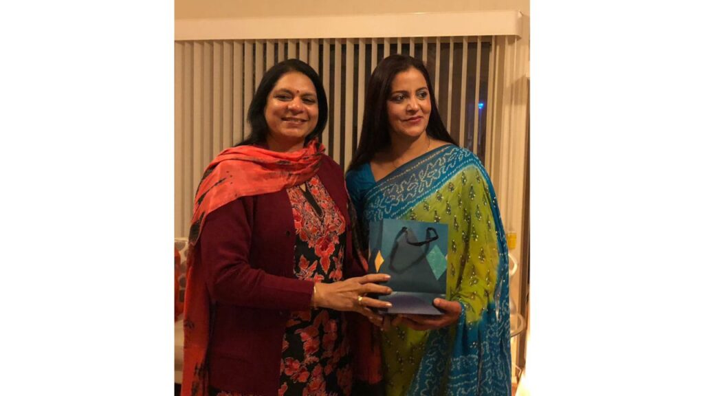 VCOAS Visit (8 Sep 2018)- Mrs. Gowri Anbu receiving a memento from Mrs. Sarika Kaswan w/o Col Rajesh Kaswan ex-CO 1 Sikh LI