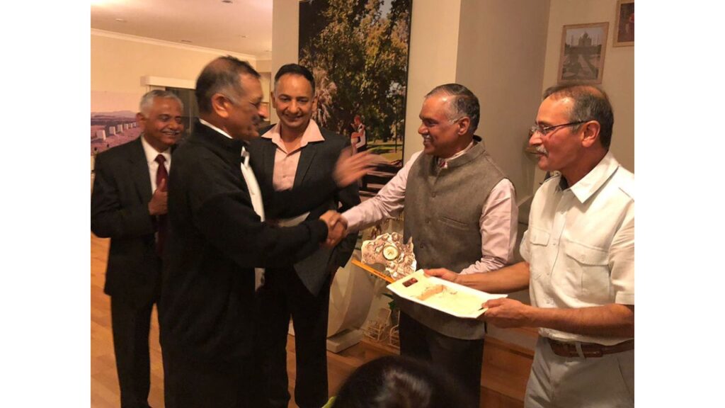 VCOAS Visit (8 Sep 2018)- Founding Secretary (Australia Chapter), Col Sudhir Sakhuja presenting a memento to the VCOAS, Lt Gen Devraj Anbu. The host, Founding President (Australia Chapter), Lt Col Arvind Sinha is graciously doubling up as mess havaldar:-)